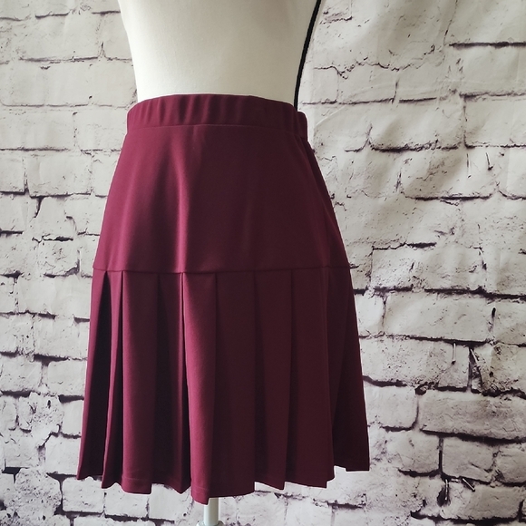 Elegant Burgundy Pleated Women's Skater Skirt Chic Casual Pull On Sz M - Picture 1 of 8
